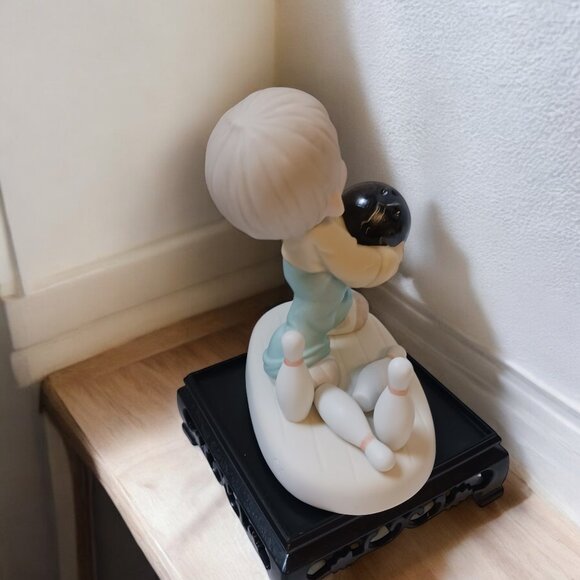 Vintage 1996 Enesco Precious Moments "Lord Spare Me" Bowling Figurine #5… - Picture 4 of 7